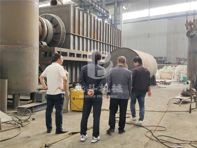 韓國工業考察團在鞏義北斗參觀炭化爐生產車間