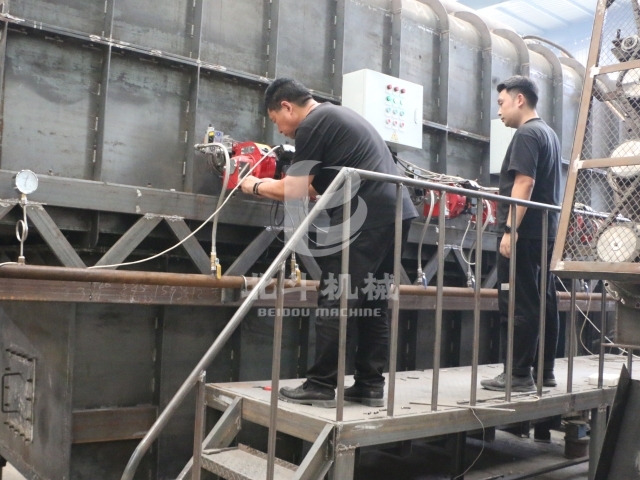 炭化爐發貨前，客戶專程到廠現場試機！